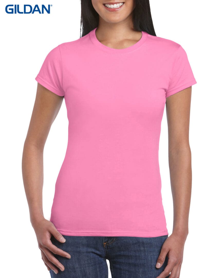 A woman wearing pink shirt and jeans.